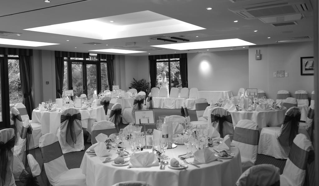 Frensham Pond Country House Hotel & Spa ฟาร์แนม ภายนอก รูปภาพ